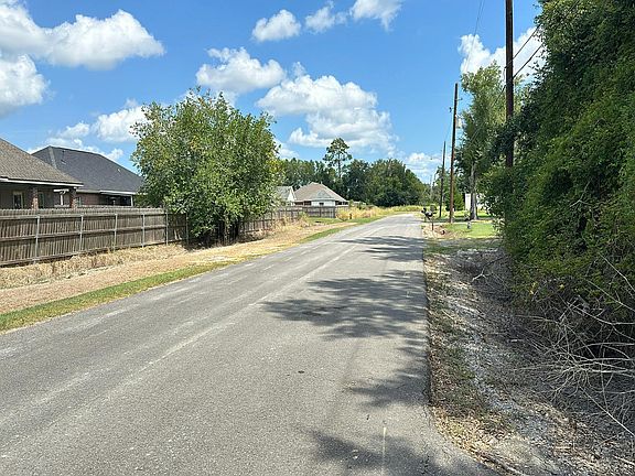 4th image of 720 Hoffpauir Ln