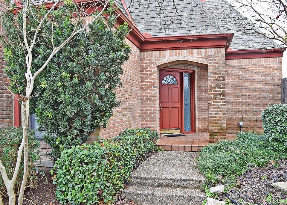 1st image of 301 Stone Hill Dr #G