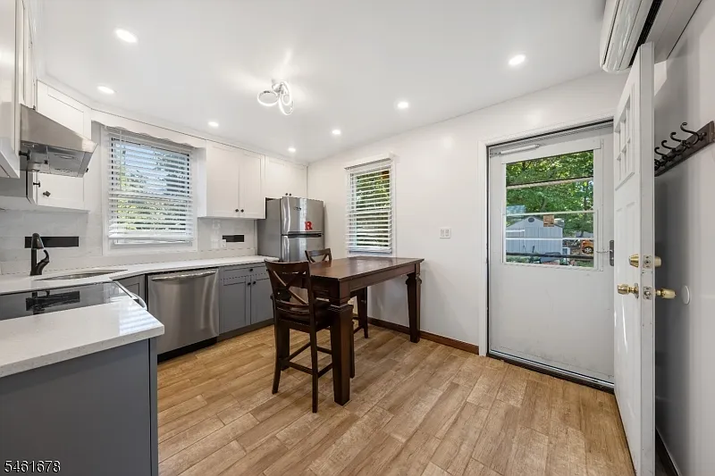1 bed, 1.0 bath, $1,900 — Photo 2