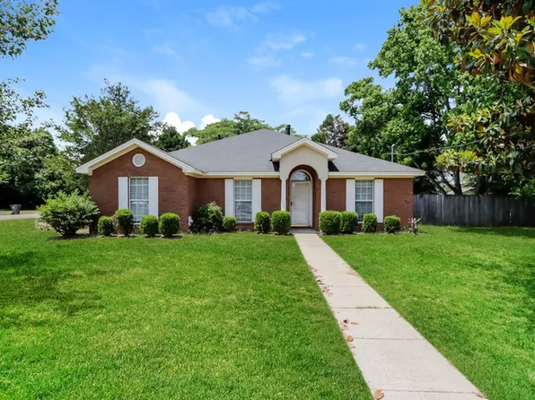 11 N Springfield Dr, Millbrook, AL 36054