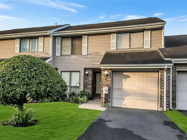 90 Hidden Ponds Circle #90, Smithtown, NY 11787
