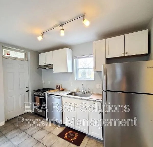 1094 Oakwood Ave — Photo 6