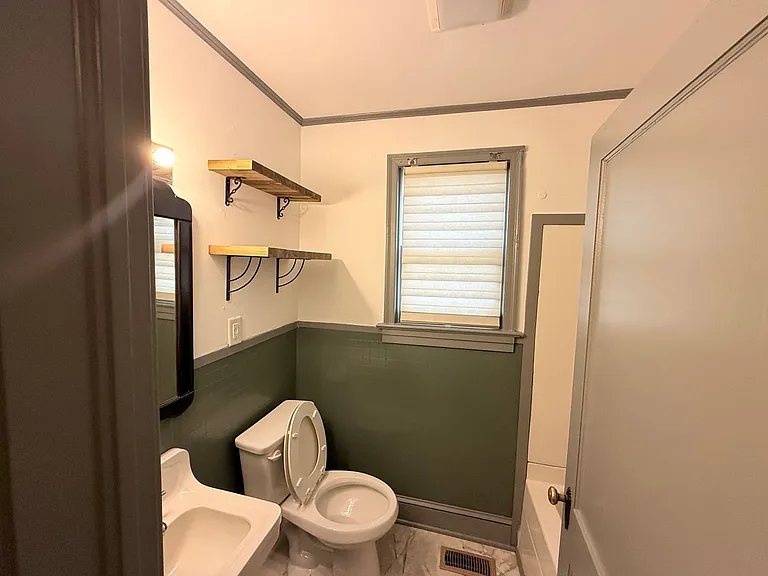 555 King Ave — Photo 12