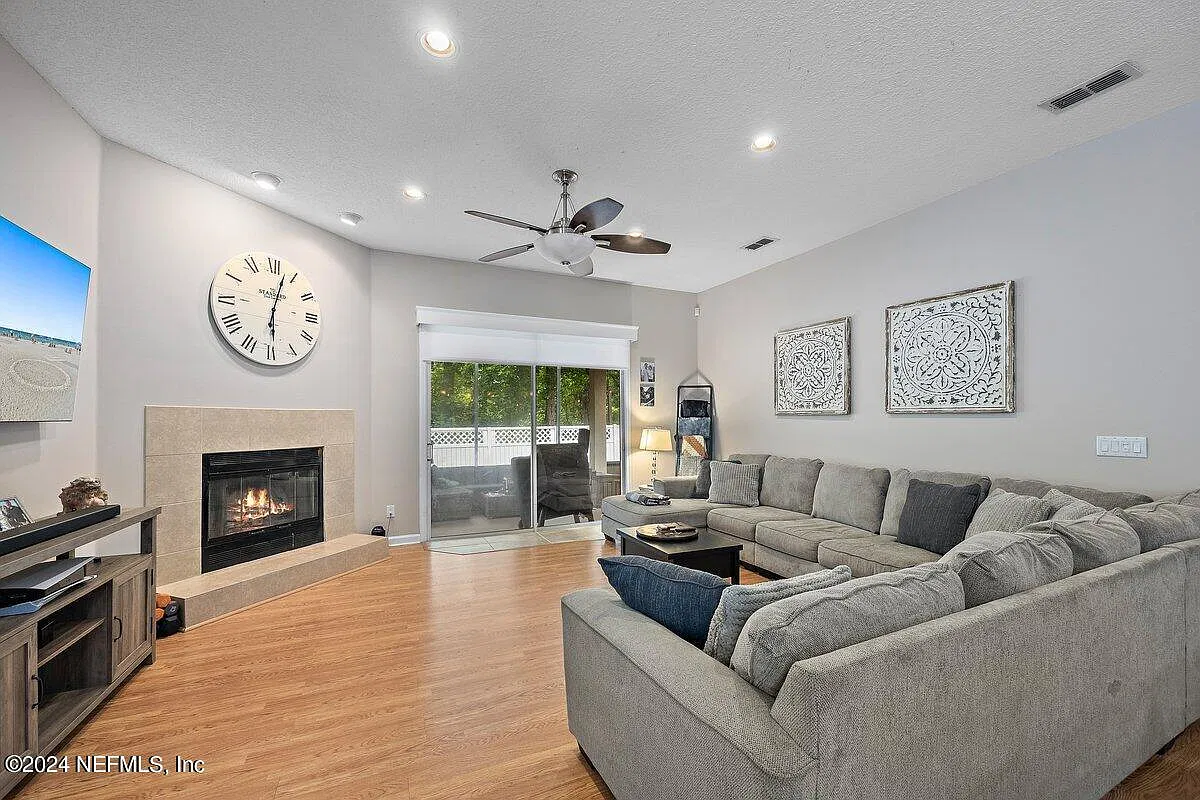 3 bed, 2.0 bath, 1948 sqft, $2,500 — Photo 4
