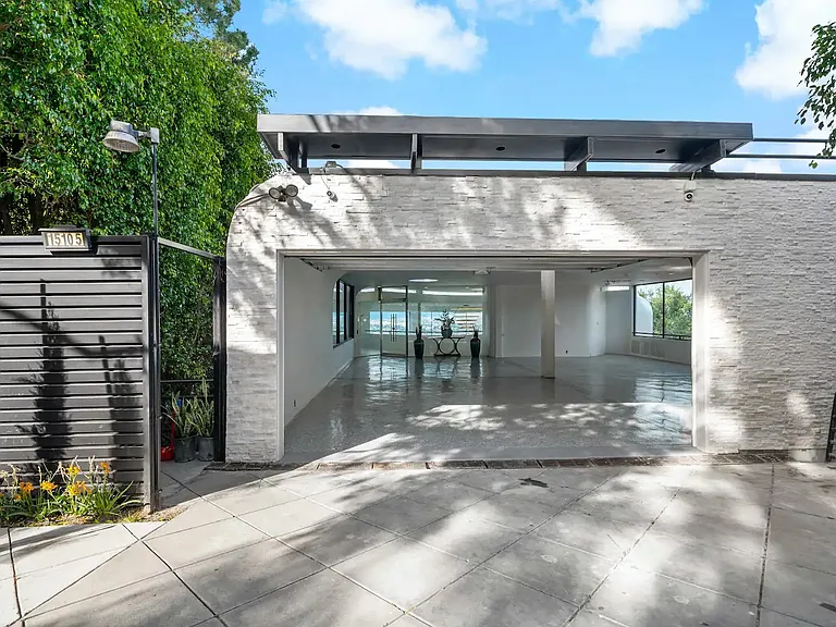 15105 Mulholland Dr — Photo 32