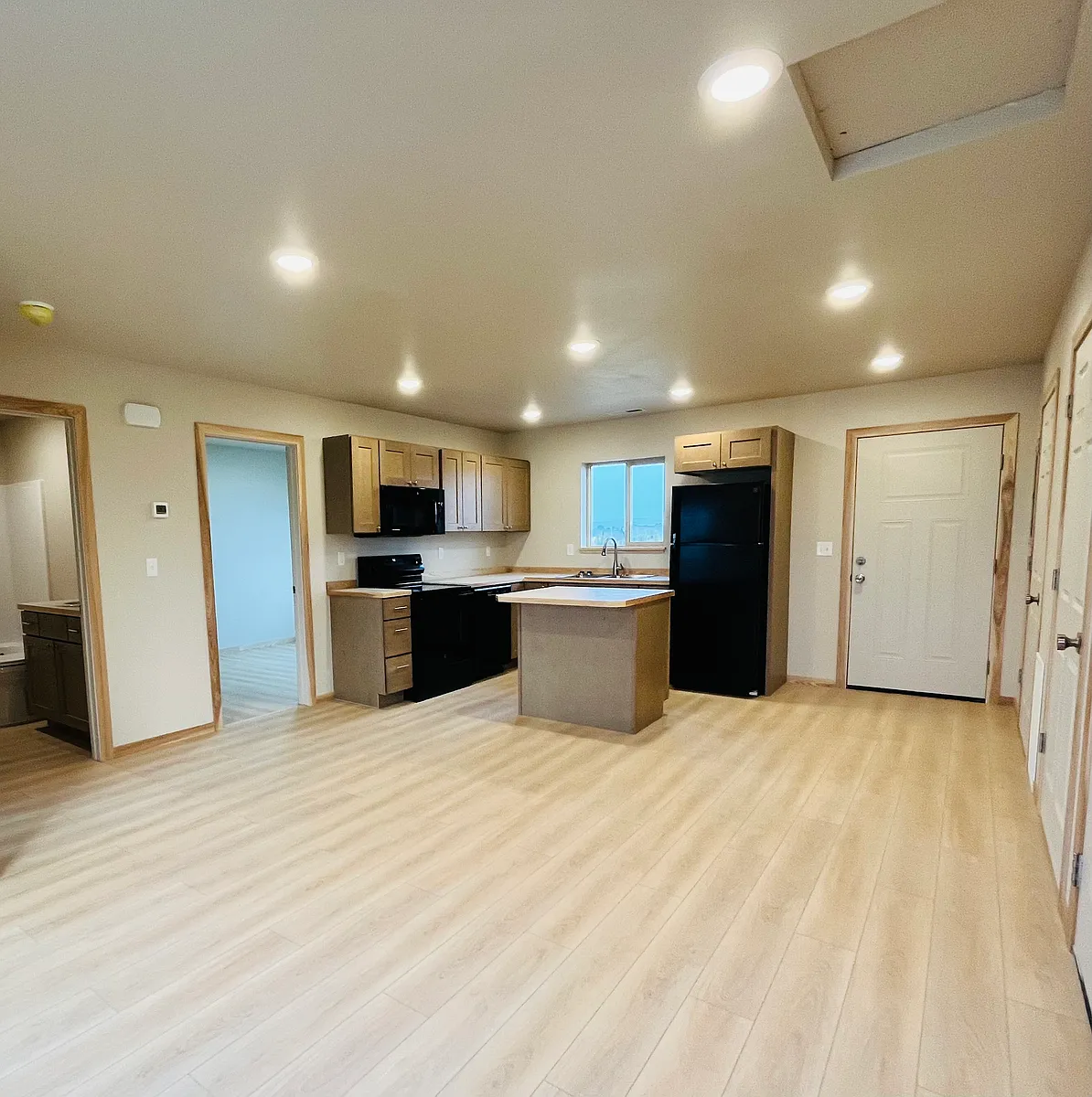Building Photo - 1410 Windsor Dr #D