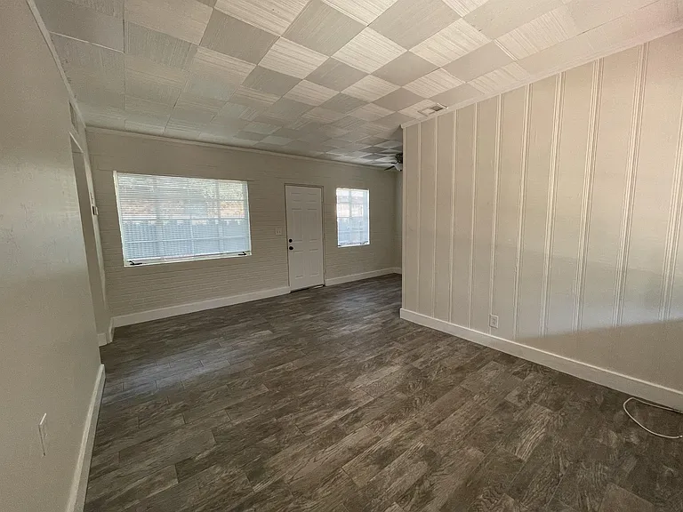 1315 E 9th St — Photo 3