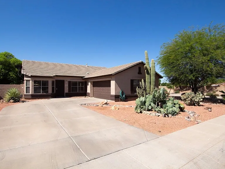 1635 E Oakland St — Photo 1
