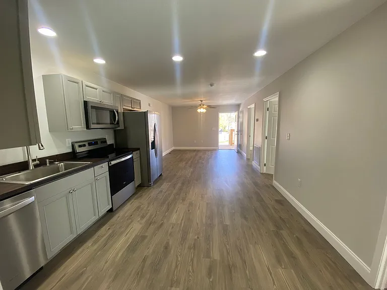 208-214 Laurel St — Photo 7