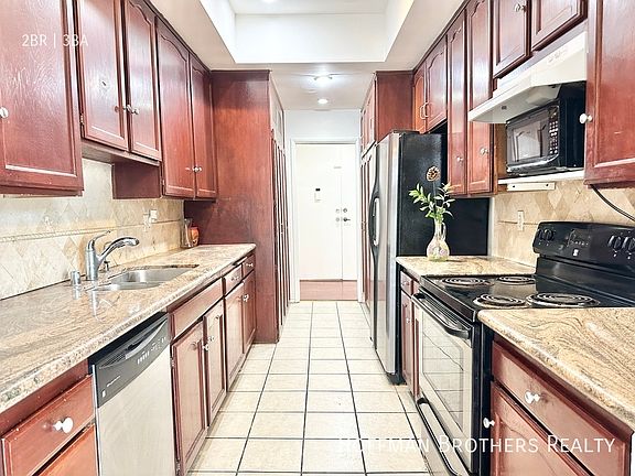 2nd image of 2175 S Beverly Glen Blvd #303A