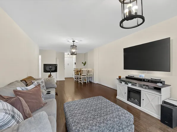 6495 Broadway image 13 of 32