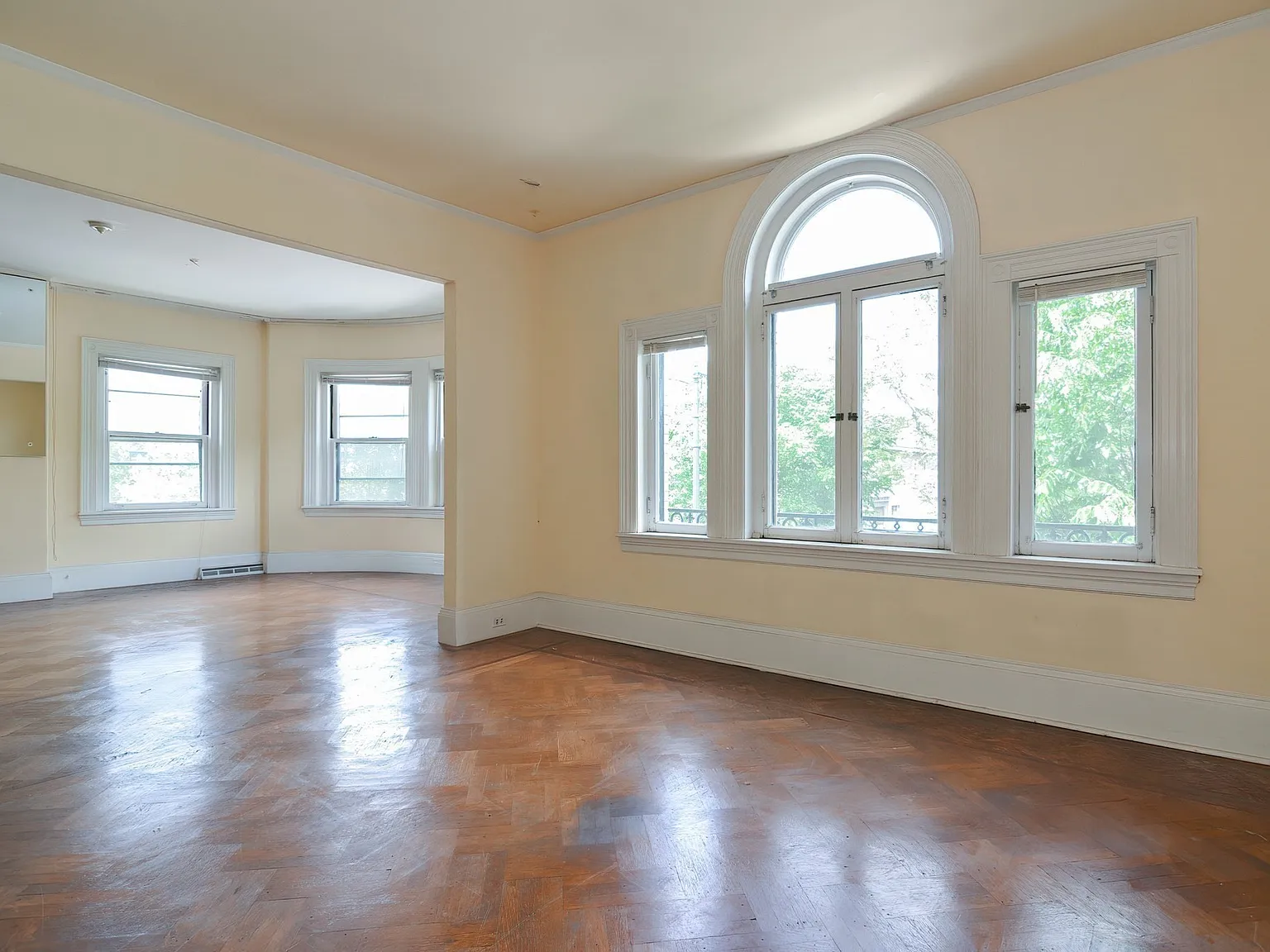 923 Beacon St — Photo 2