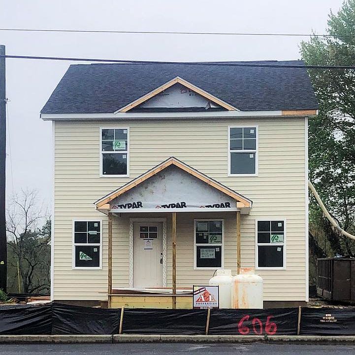 2nd image of 606 NW Front St