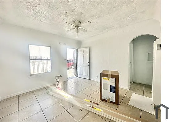 2651 1/2 S Cloverdale Ave — Photo 2