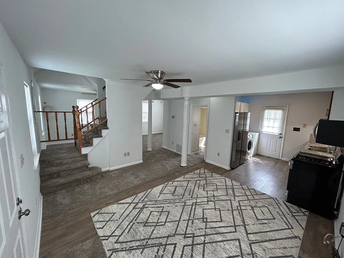 Spacious 4-Bedroom, 3 bathroom Home with Modern Kitchen and Backyard — Photo 2