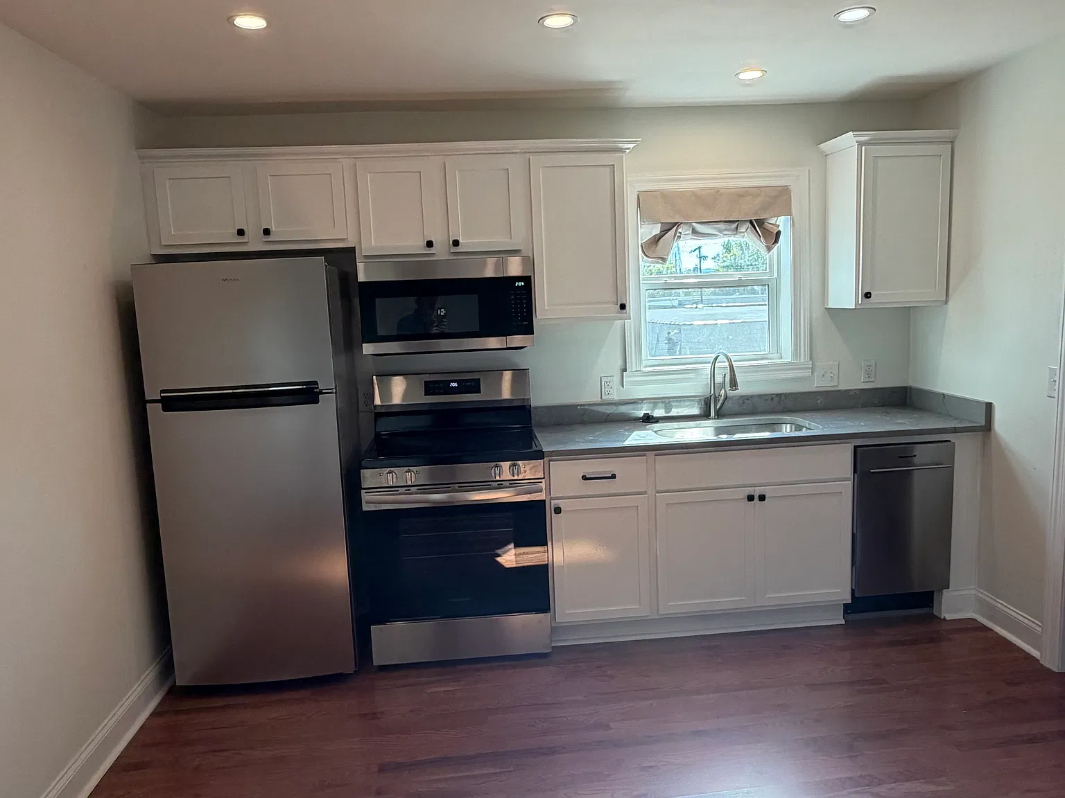 3 bed, 1000 sqft, $2,500 — Photo 1
