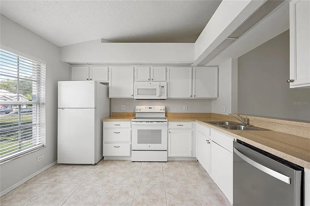 3 bed, 2.0 bath, 1149 sqft, $1,950 — Photo 4