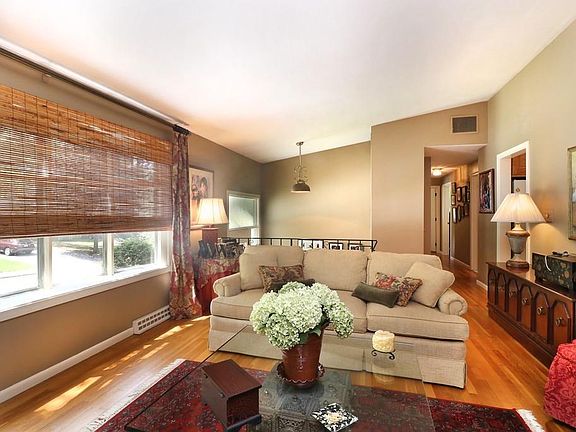 3rd image of 9 Birchwood Cir