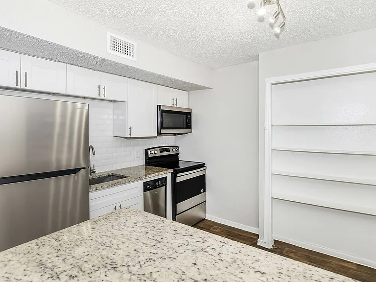 Lamar Place Apartments — Photo 9