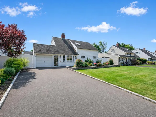 220 Cypress Ln W, Westbury, NY 11590