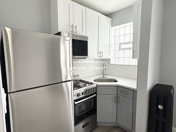 3rd image of 4031 N Kenmore Ave APT 414