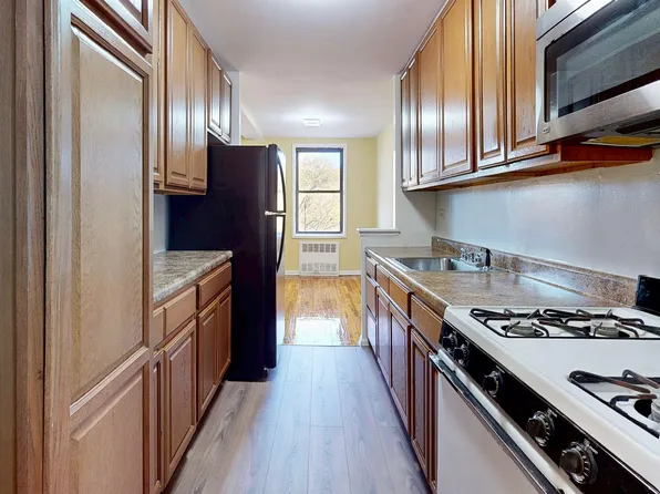 540 Ocean Parkway image 4 of 10