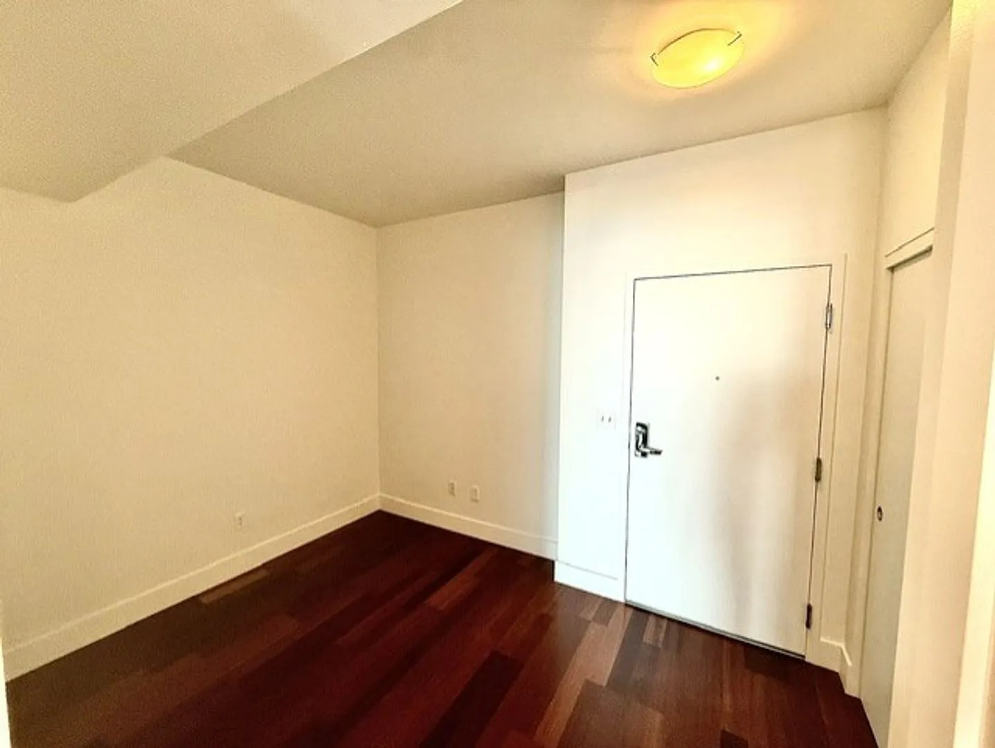 Bright City View Condo For Rent in North Belltown Area — Photo 3