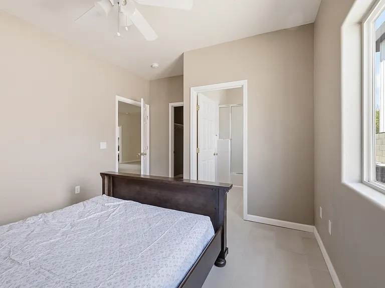 516 W Brown St — Photo 13