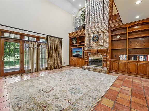 5th image of 425 Country Club Dr