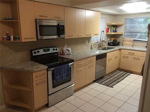 3rd image of 3229 SW 15th Ave