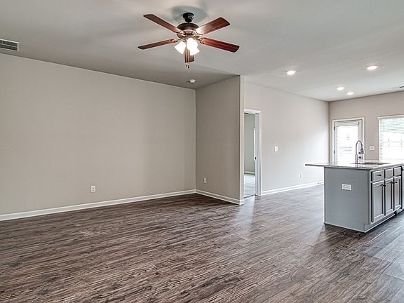 5th image of 833 Lismore Dr