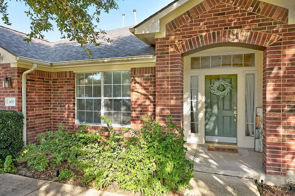 4 bed, 2.0 bath, 2533 sqft, $2,400 — Photo 2