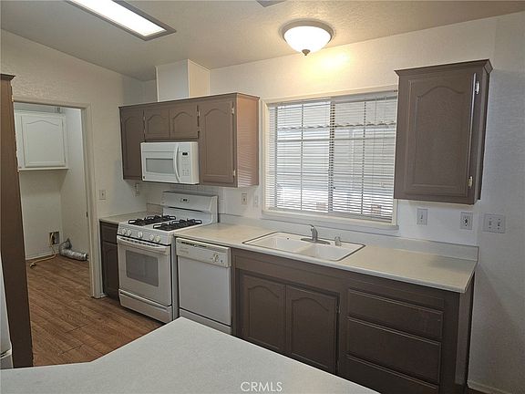 4th image of 3850 Atlantic Ave