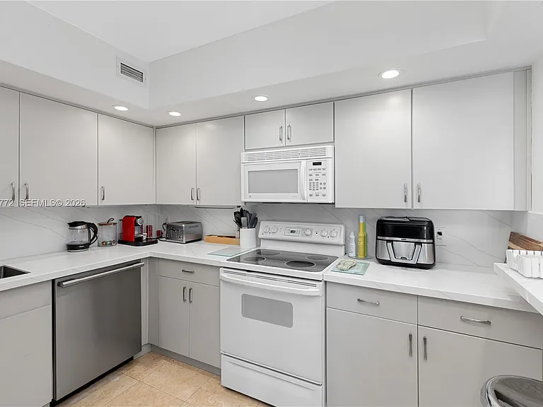 5600 Collins Ave #14R — Photo 12