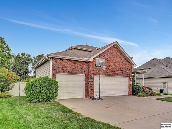3rd image of 7807 Amelia Dr