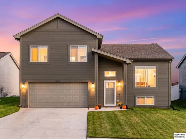 10913 Craig St, Omaha, NE 68142