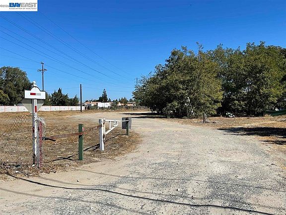 5th image of 580 S Airport Way