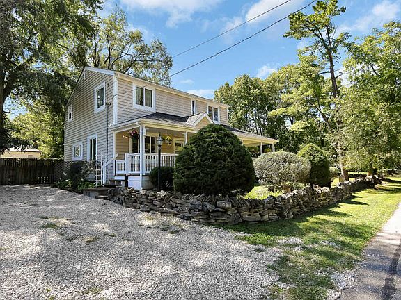 3rd image of 129 E Wilma Dr