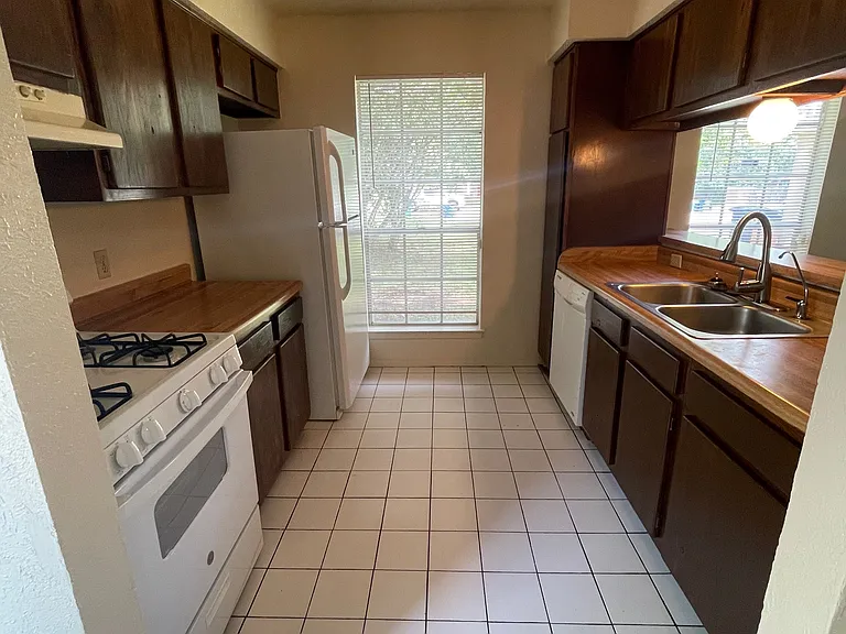 7603 Woodstone Cv #B — Photo 6