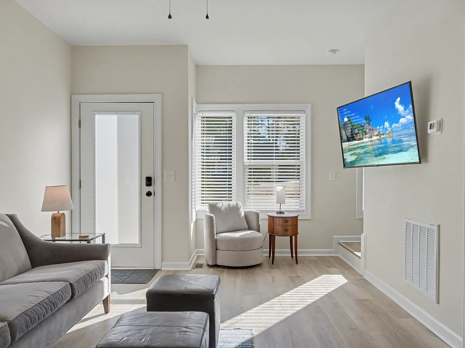 2 bed, 2.5 bath, 1000 sqft, $2,700 — Photo 1
