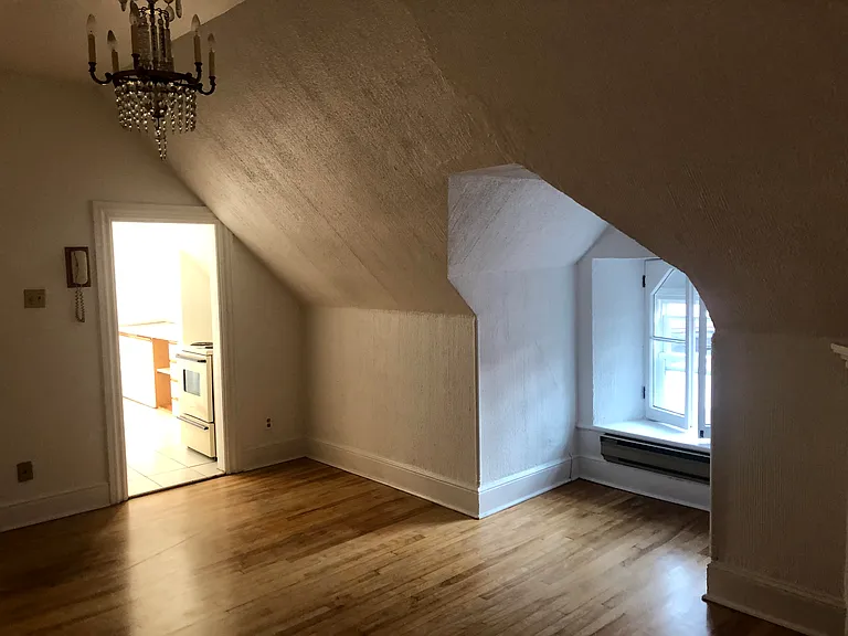 292 Frank St — Photo 1