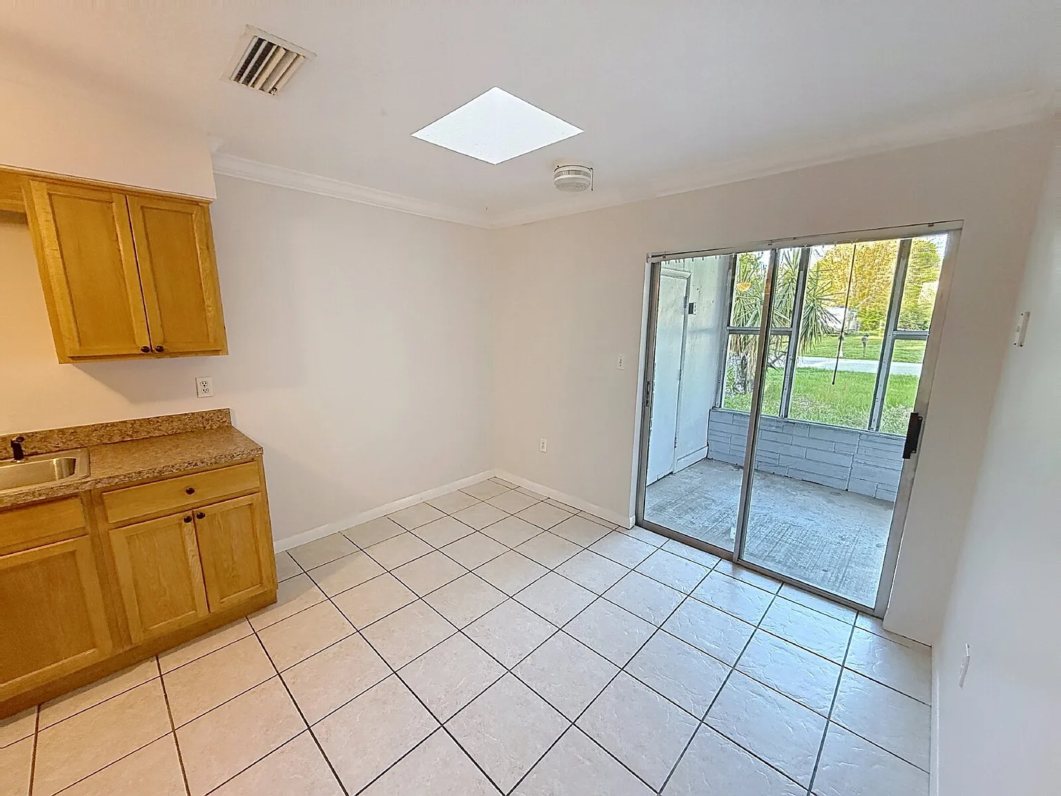 2 bed, 1.0 bath, 894 sqft, $1,495 — Photo 3
