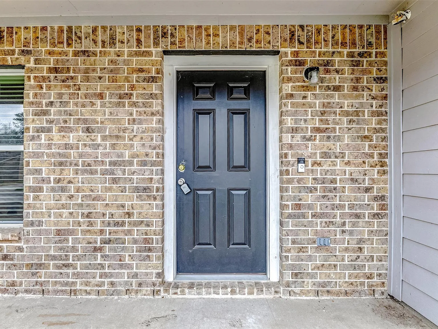 4 bed, 2.5 bath, 2096 sqft, $2,100 — Photo 3
