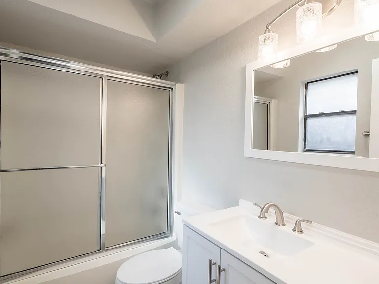 1355 E 60th St Duplex — Photo 14
