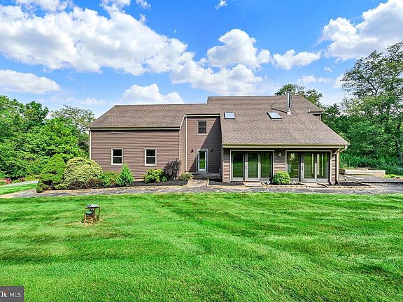 3rd image of 465 Gaither Rd