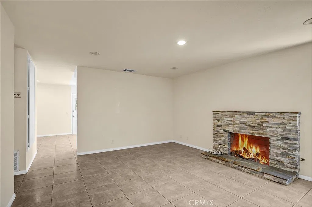 3 bed, 1240 sqft, $3,300 — Photo 3