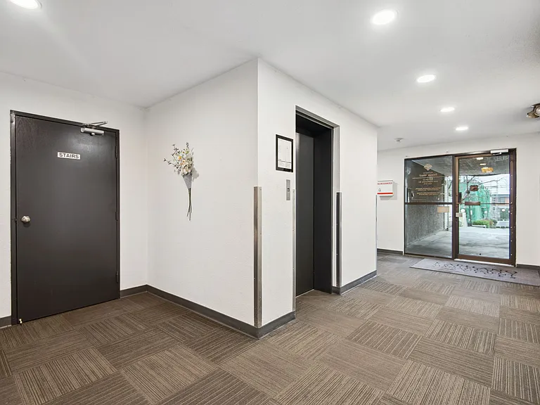 215 10th St #203 — Photo 5