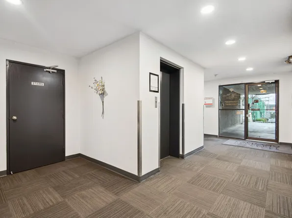 Fraser West Apartments, 215 10th St, New Westminster, BC V3M 3Y1