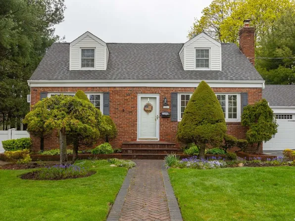 25 Cedar Avenue, Bethpage, NY 11714