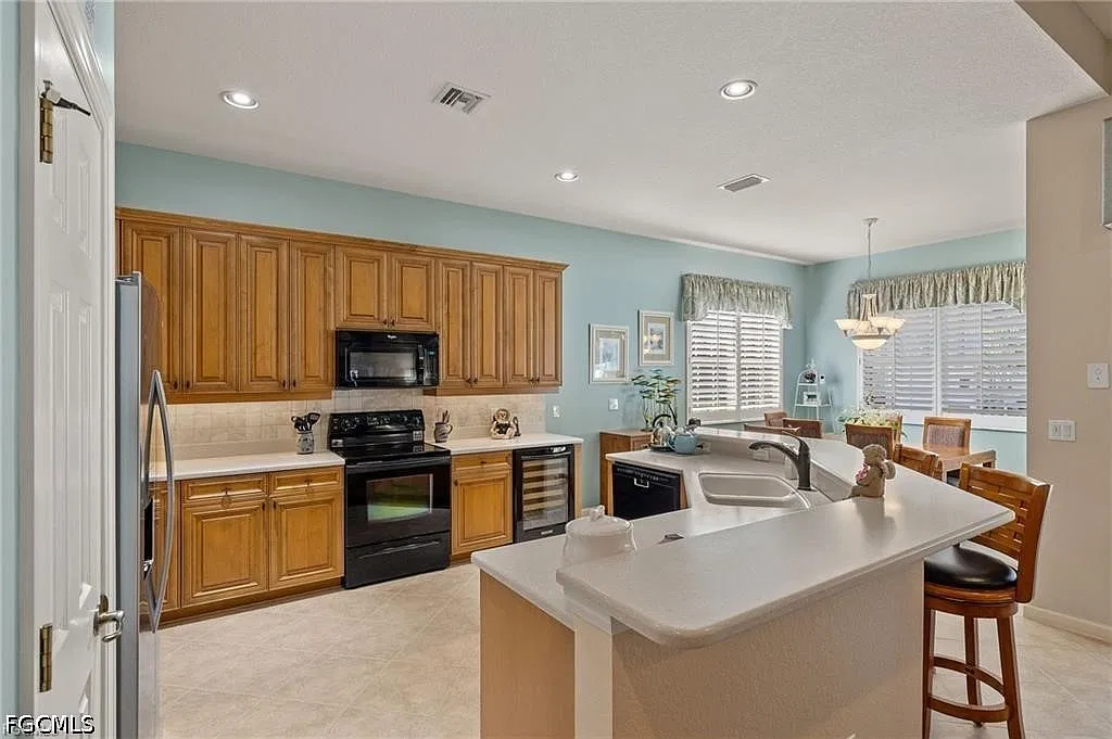3 bed, 2.0 bath, 1982 sqft, $2,400 — Photo 4
